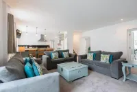 5 Bedrooms Sleeps 10-12 Free Wifi & Parking Garden