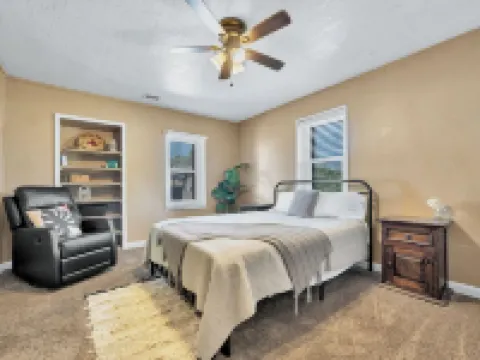 The Red Door Wanderer’s Nest - A Historical 1920's Downtown Gem - Pet Friendly