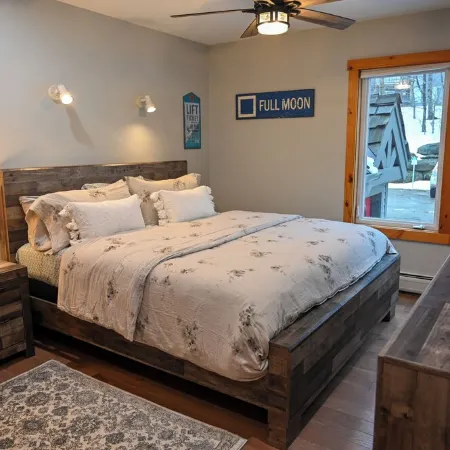 2 Story Condo @ Jay Peak w/ Hot Tub, Short Walk to Amphitheatre Отели в г. Джей