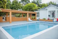 Villa Solstice Luxury 4 Bedroom -  Casas de vacaciones