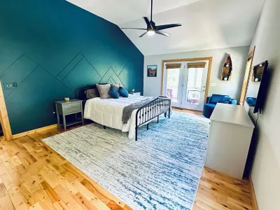 Modern 3 Bed Cabin - Ping Pong, Fire Pit, Mountain View - 4 Miles to Downtown