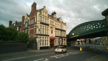 The Crown Hotel Отели рядом с достопримечательностью «The Excel Academy»