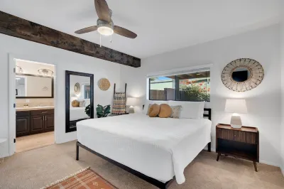 Mountain views! Big private yard with pool - heat optional with fee & spa