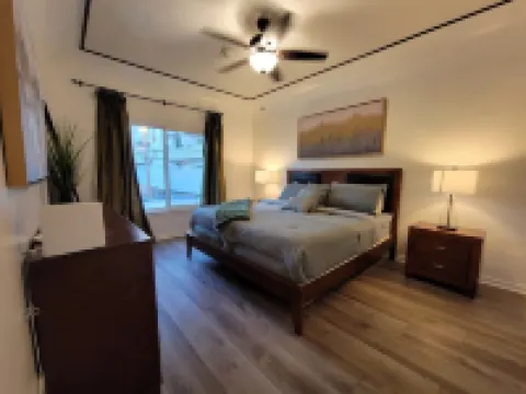 Chic 3-bedroom apartment near Carthay and 10 minutes to Rodeo Drive. A+ location Hoteles cerca de Greystone Mansion & Gardens: The Doheny Estate