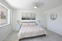 Beautiful 1st floor poolside 2-bedroom condo 5 min walk to Old Town Scottsdale..