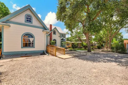 Waterfront Storybook Studio in Stuart Отели в г. Стьюарт