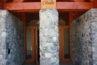 Charming 2-room apartment facing south on the top floor overlooking the slopes 4 beds + 1 baby