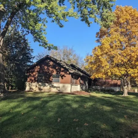 Hot Tub and Game Room! Center of Town, Walking Distance to Ball Games & College.