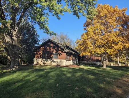 Hot Tub and Game Room! Center of Town, Walking Distance to Ball Games & College.