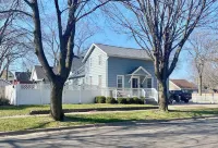 Walk to Beach, downtown St Joseph with shops/restaurants. New kitchen, firepit Hotels in Saint Joseph