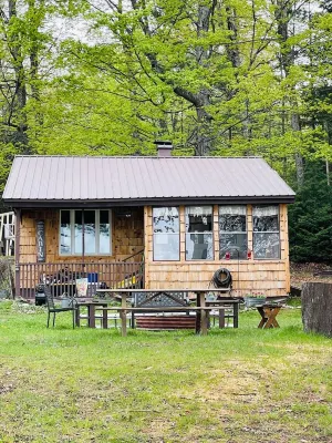 Lakefront Cabin, Pet Friendly, WIFI , near Pictured Rocks Munising Mi.