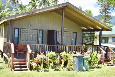 MM Studio 2 - Across the road from a stunning beach Отели рядом с достопримечательностью «Maire Nui Botanical Gardens»