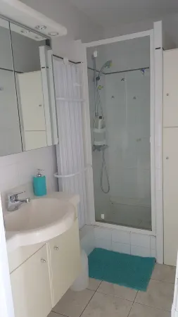 Studio feet in the water Отели в г. Руайан