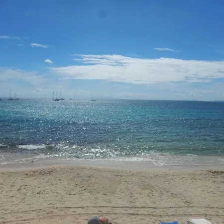 3 min from the beach! Lovely single-storey Ixora rental with terrace and balcony