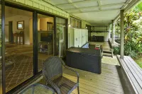 Cute, Peaceful Budget-Minded Studio Condo with full kitchen and Hawaiian Decor