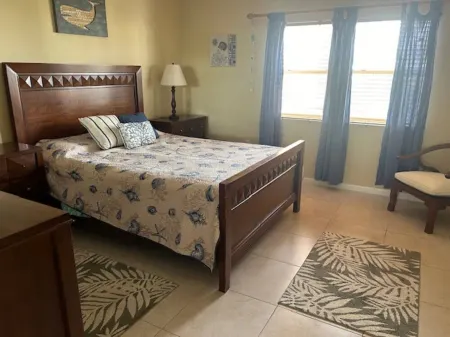 Charming 3-bedroom condo with AC and WiFi in wonderful West Bay Отели рядом с достопримечательностью «TURTLE LAGOON»