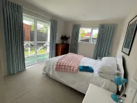 Spacious sunny cottage (airport close, family, pet friendly, disability access)