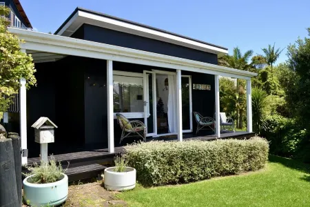 Rosie's cottage in Stanmore Bay , a short walk to beach with a great seaview. Отели в г. Уангапараоа