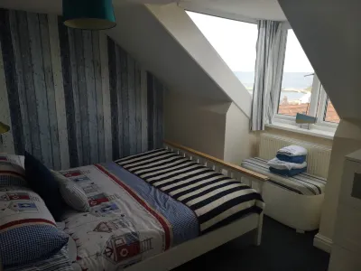 2 bedroom maisonette with fabulous Abbey and sea views 惠特比修道院附近的飯店