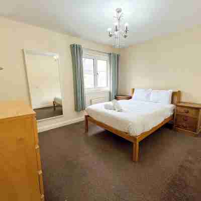 Glasgow Central - Free Parking & , Free high speed internet , Private garden Rooms