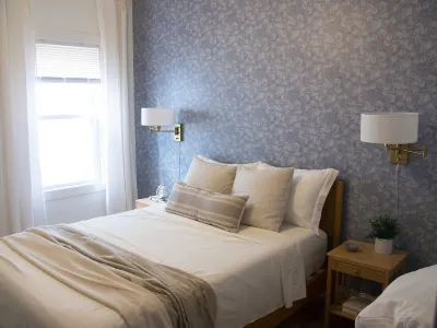 Modern tranquility minutes from Providence Các khách sạn gần Flying Shuttles Studio