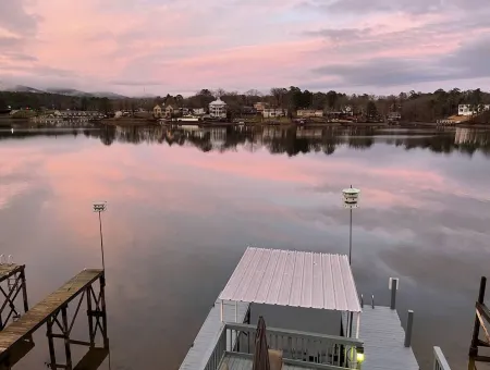 BEAUTIFUL LAKE HAMILTON COTTAGE - GREAT LOCATION, GREAT VIEWS - ADORABLE  3BD/3B Отели в г. Рокуэлл