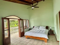 Lakefront 3 bed 3 bath townhouse with tennis court, pickleball court and pool Hotels in Arenal