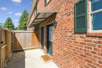 2-bd condo close to campus, free parking, sleeps 6