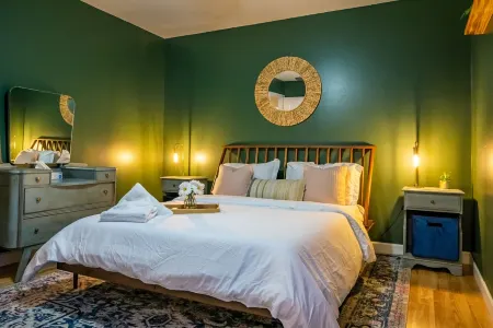 Country Gardens- spacious yard 5 minutes from downtown!