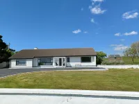 Spacious shore-side bungalow in an exclusive and historic location Hotels in 