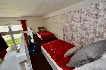 COMPLETE ACCOMMODATION IN A PRIVATE RESIDENCE BY THE BEACH