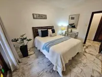 Bright, big, pool, 5 min 2 beach