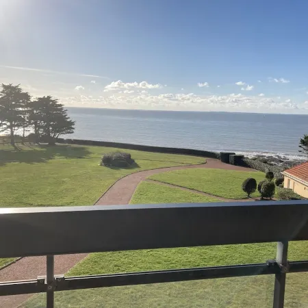 FACING THE SEA, Very nice apartment T2, large balcony and beach below