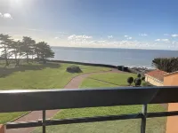 FACING THE SEA, Very nice apartment T2, large balcony and beach below
