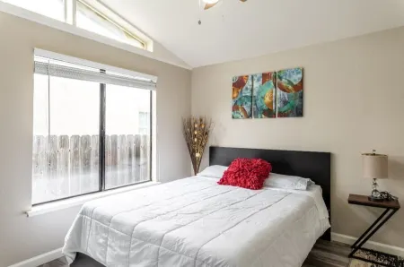 2 Beds, 1 Bath, Kitchen private space, Furnished Stanford, Palo Alto, Menlo Park Отели рядом с достопримечательностью «Мета Хедквотерс»