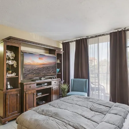 Across from Beach Walk to Shops and Restaurant Beautiful 3Bd 3BTH Condo Kihei