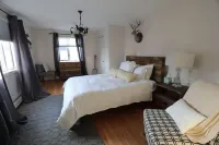 Perfect location  ! Harbor Breeze is on Camden Harbor & walking distance to town