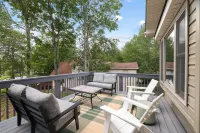 Lakefront - Sleeps 14 - 5 bedrooms - 3 bathrooms - 2 Gamerooms - Hot tub