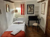 Maison ancienne de caractère avec terrasse dans hameau typiquement provençal