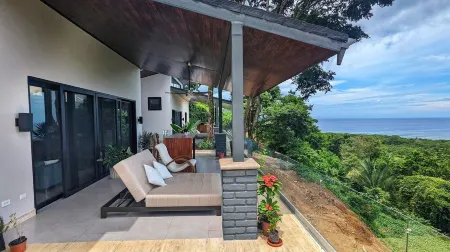 Luxury villa with stunning ocean view. Отели в г. Нандаюре