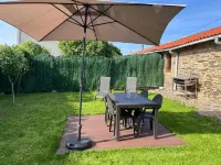 Casa con Jardín Cerrado, Entre Santiago de Compostela y Coruña Hotels in Comarca de Ordes