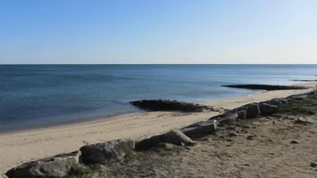 Comfortable Townhouse Walk To Beach with AC and private yard