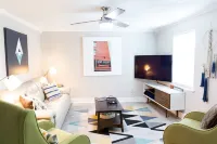 Sweet Peach Bungalow 2BR + laundry. One mile from I-75 yet quiet. Newly updated.