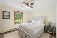 The Willow House - 3 bedroom home near Castle Farms - Events welcome!