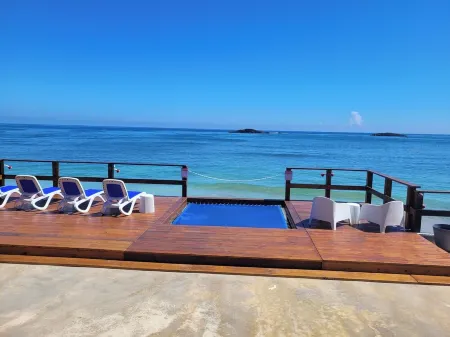 CASA ROARK OCEAN FRONT CHALET