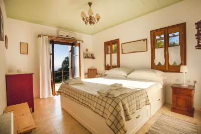 Pool villa close to Glossa village, tavernas and beaches. 住宿飯店