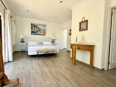 Beautiful Villa, Quiet Hilltop Location(2),  Sea View, HEATED Pool, WiFi Hotel di 