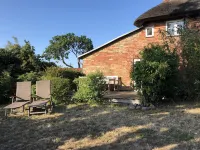 Comfortable farmer's card with lake view, 5 minutes drive to the beach, large garden Hotels in Glowe