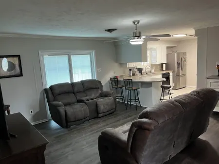 3 bedroom home that's about 10 mminutes away from the local casinos. Отели рядом с достопримечательностью «Crying Eagle Brewing Company»