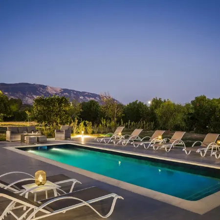 SUPERB LOCATION Luxury 5 bed villa, pool, sea view, beach / restaurants close by